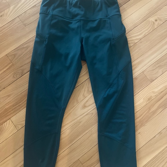 Athleta Certified B Capri Leggings With ZipPockets - Picture 3 of 9